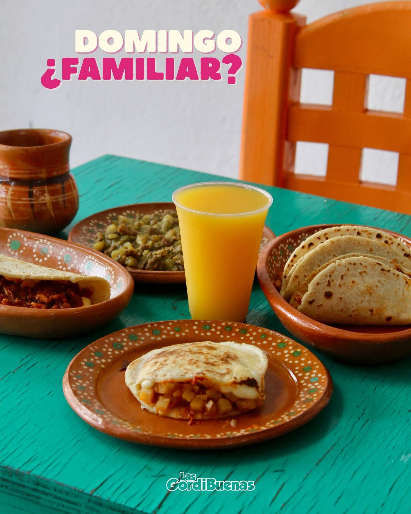 Mesa familiar de domingo con varios guisados, tortillas y jugo de naranja