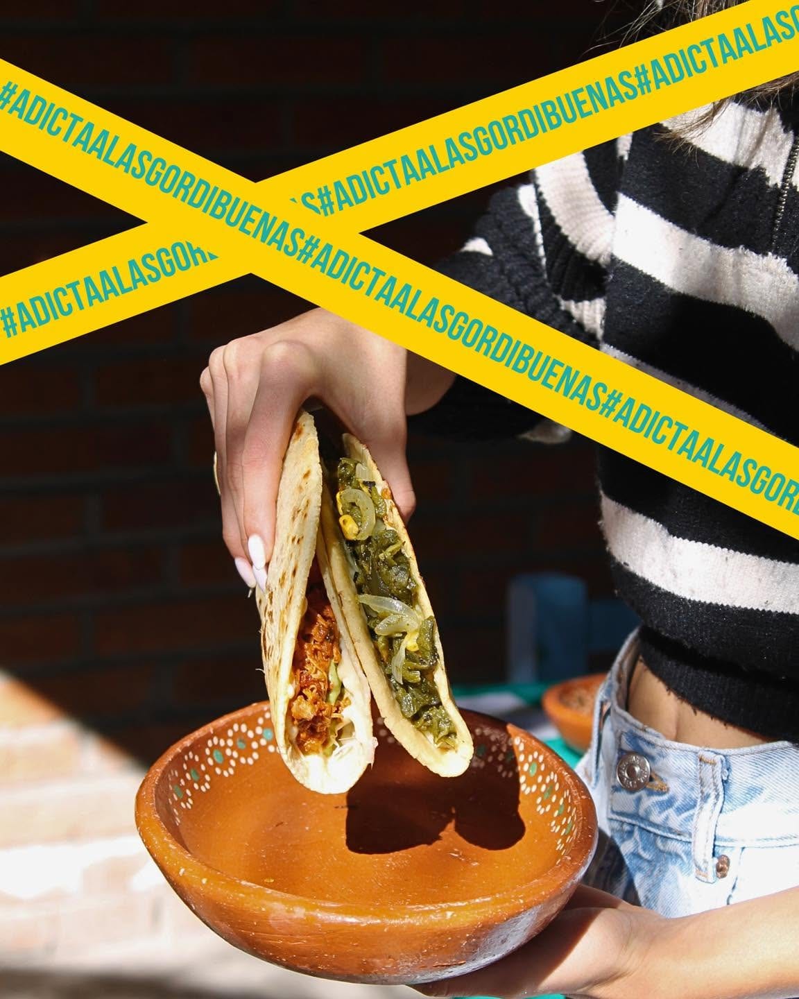 Dos gorditas sostenidas sobre un plato de barro
