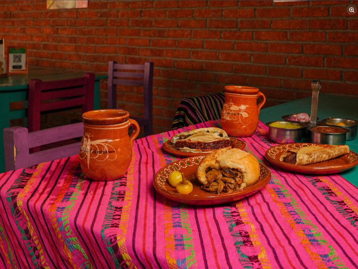 Cocinero preparando platillos en Las Gordibuenas