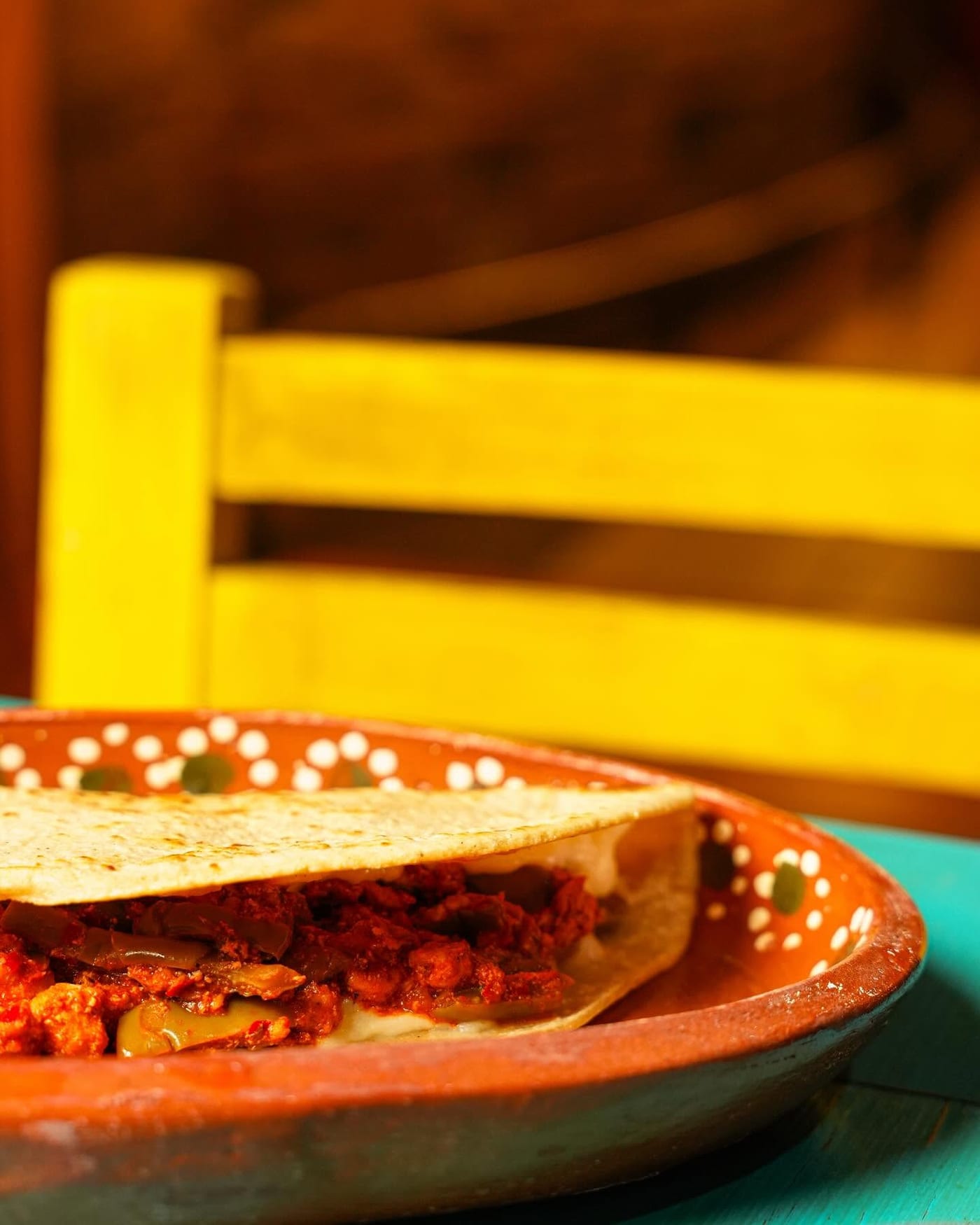 Tacos y quesadillas servidas en plato